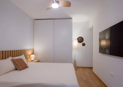 Elegant bedroom with natural materials – contemporary renovation in Vouliagmeni